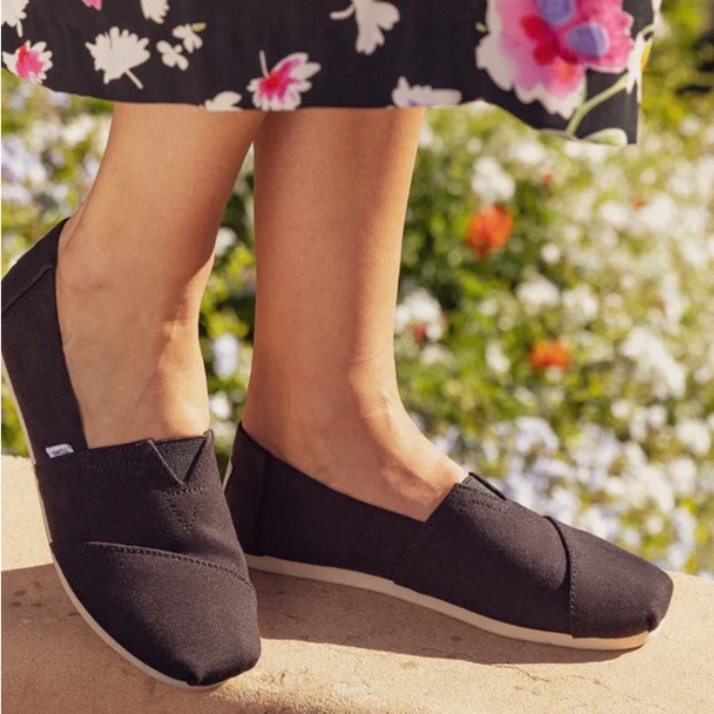 TOMS Womenś Classic  Black Canvas Sneakers Size 8